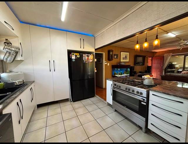 3 BEDROOM HOUSE FOR SALE IN MARTINDALE